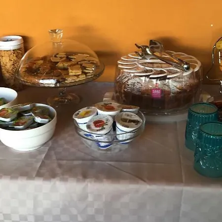 Phoebe לינה וארוחת בוקר *
